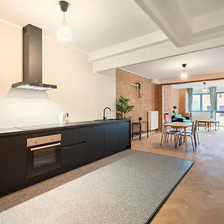 Very Large Station Appartement